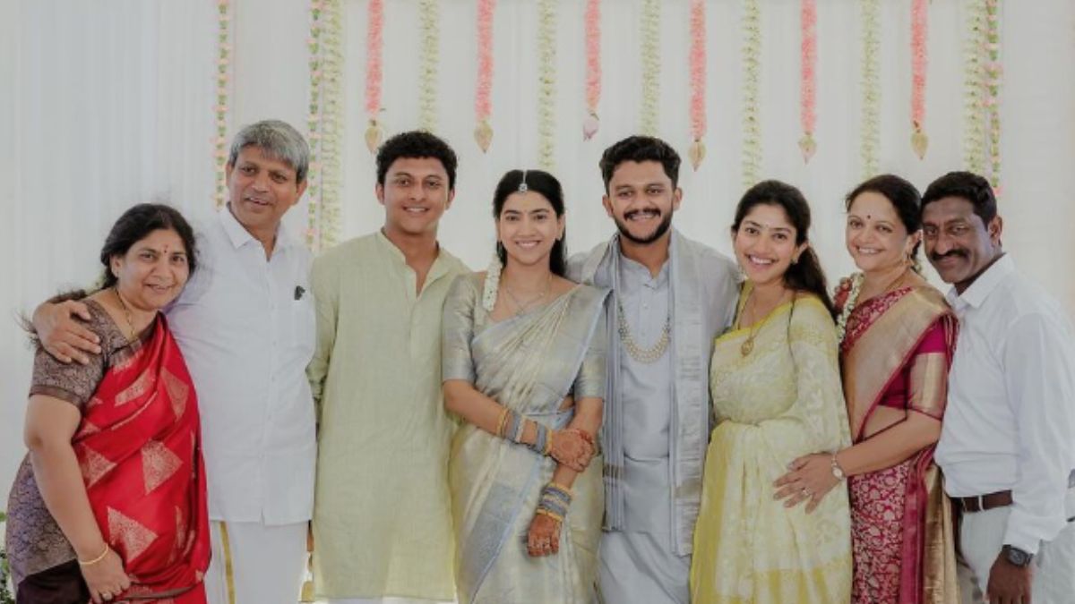 sai-pallavi-exudes-simplicity-in-yellow-saree-at-sister-pooja-kannan-engagement-photos